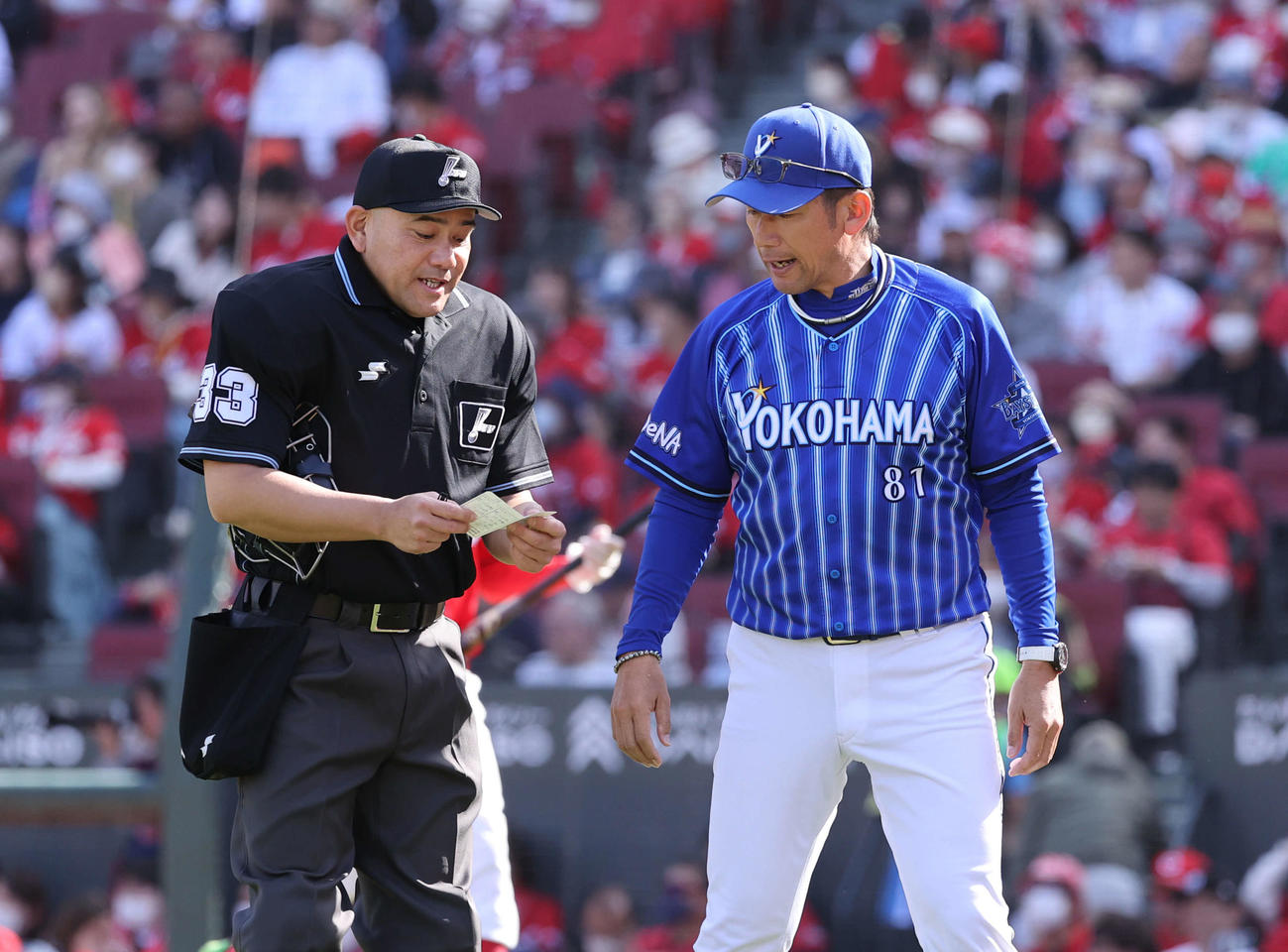 広島対DeNA 7回裏広島、交代を告げる三浦監督（撮影・加藤孝規）