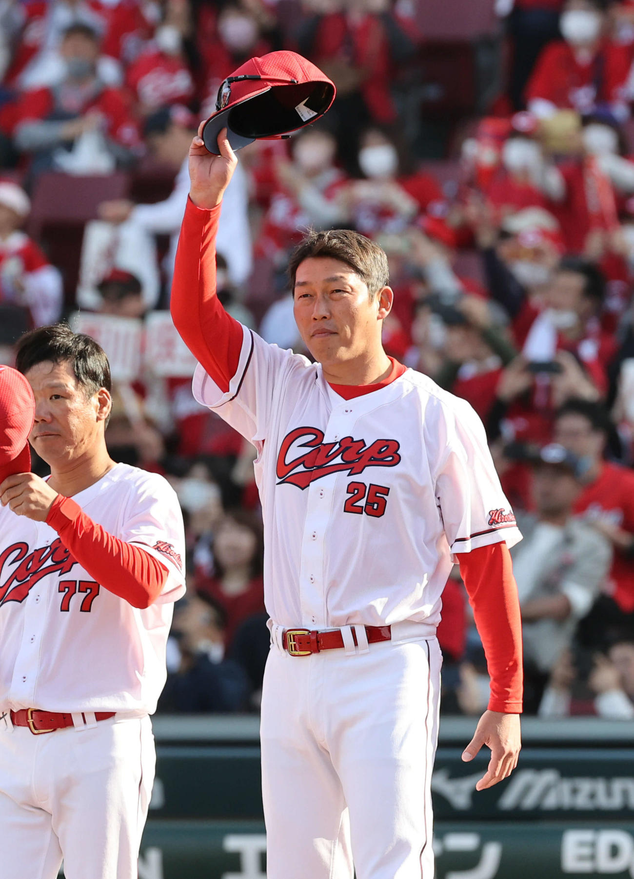 広島対DeNA　ファンの声援に応える広島新井監督（撮影・加藤孝規）