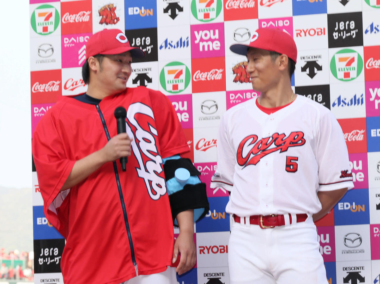 広島対DeNA　お立ち台で西川（右）に感謝の言葉を伝える床田（撮影・加藤孝規）