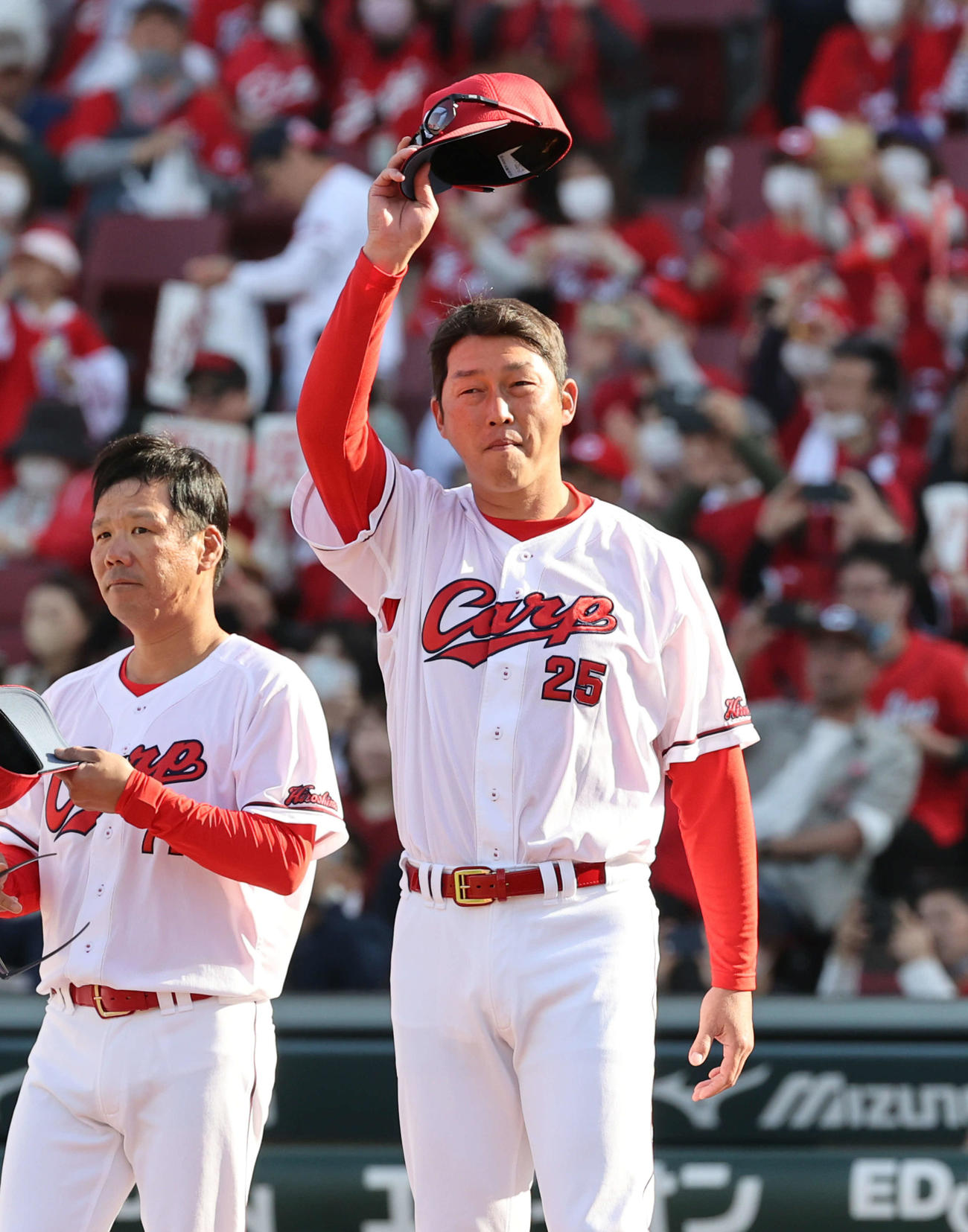 広島対DeNA　ファンの声援に応える広島新井監督（撮影・加藤孝規）
