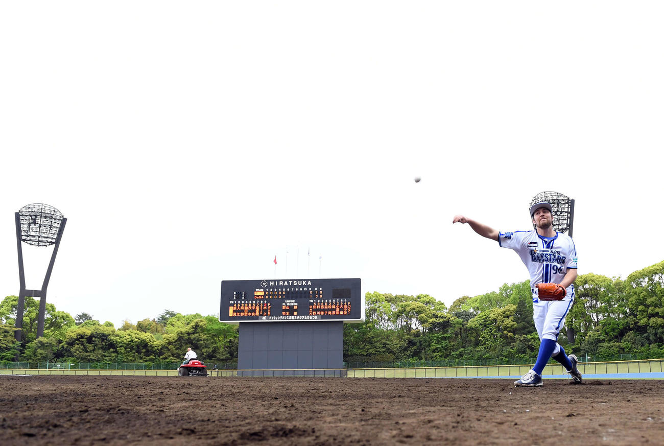イースタン・リーグ　DeNA対楽天　5回終了時のグランド整備でキャッチボールをするDeNAバウアー（撮影・たえ見朱実）
