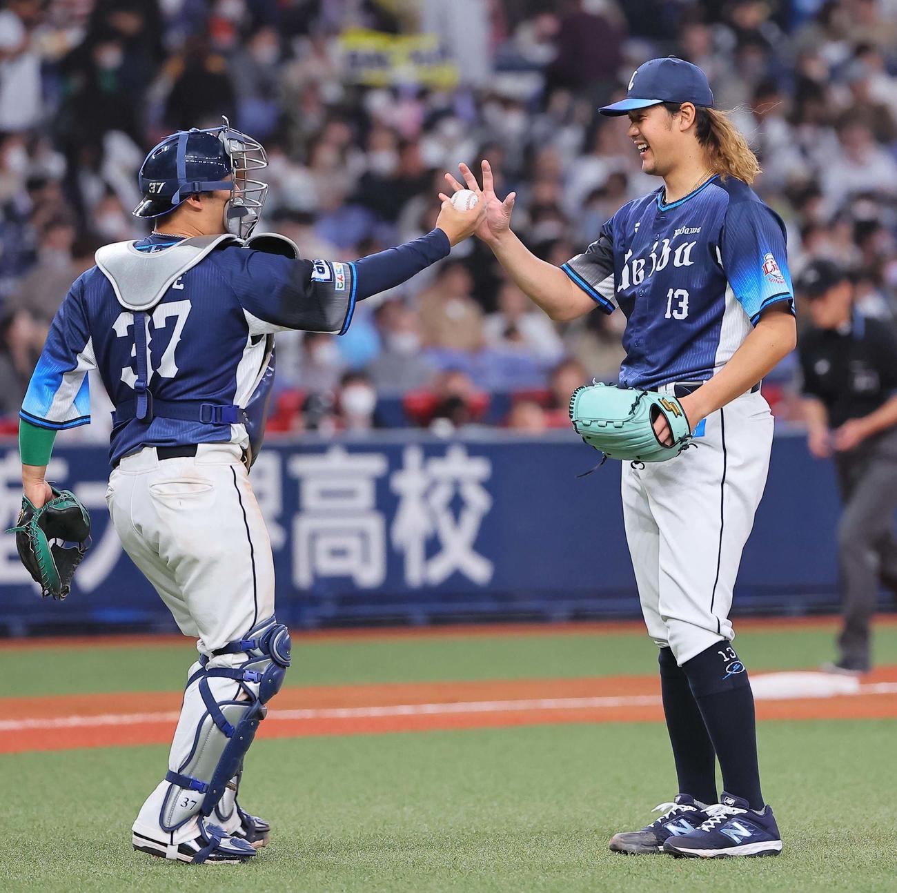 オリックス対西武　完投勝利した高橋（右）は柘植から勝利球を受け取る（撮影・上田博志）