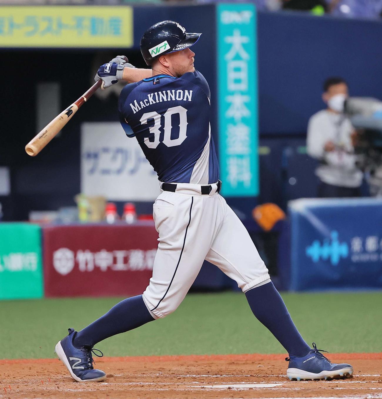 オリックス対西武　8回表西武1死一、二塁、マキノンは中前に同点適時打を放つ（撮影・上田博志）