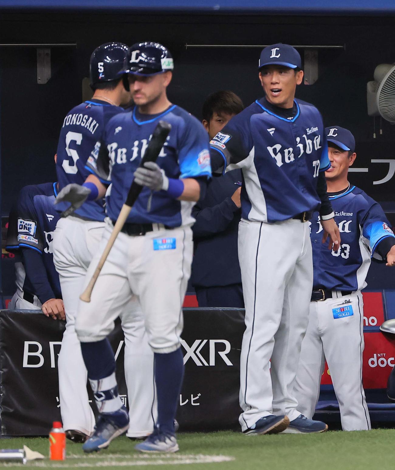 オリックス対西武　9回表西武1死二塁、中村の適時二塁打で生還した外崎（左）を笑顔で出迎える松井監督（撮影・上田博志）