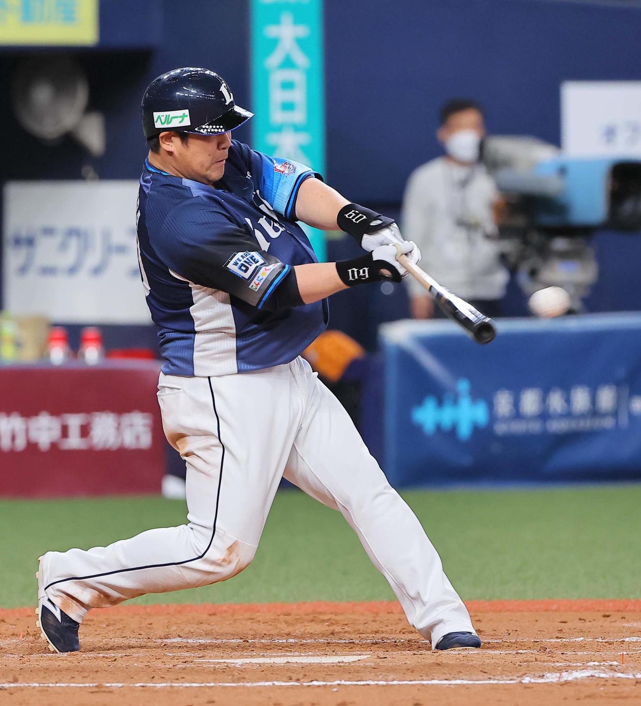 オリックス対西武　9回表西武1死二塁、中村剛也は左越え適時二塁打を放つ（撮影・上田博志）