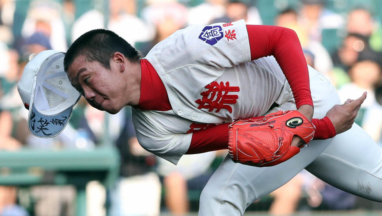 16年8月　第98回全国高校野球選手権　鳴門対智弁学園　智弁学園・村上は「必笑」と書かれた帽子を飛ばして力投する