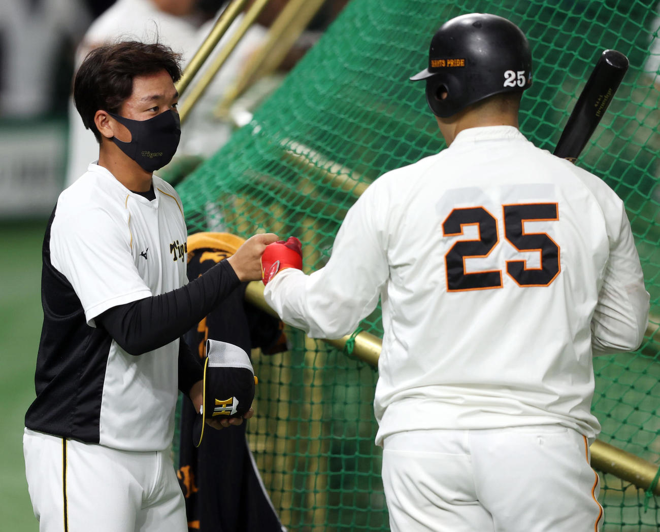 巨人対阪神　試合前、智弁学園の先輩の岡本和（右）にあいさつする村上（2021年10月14日撮影）