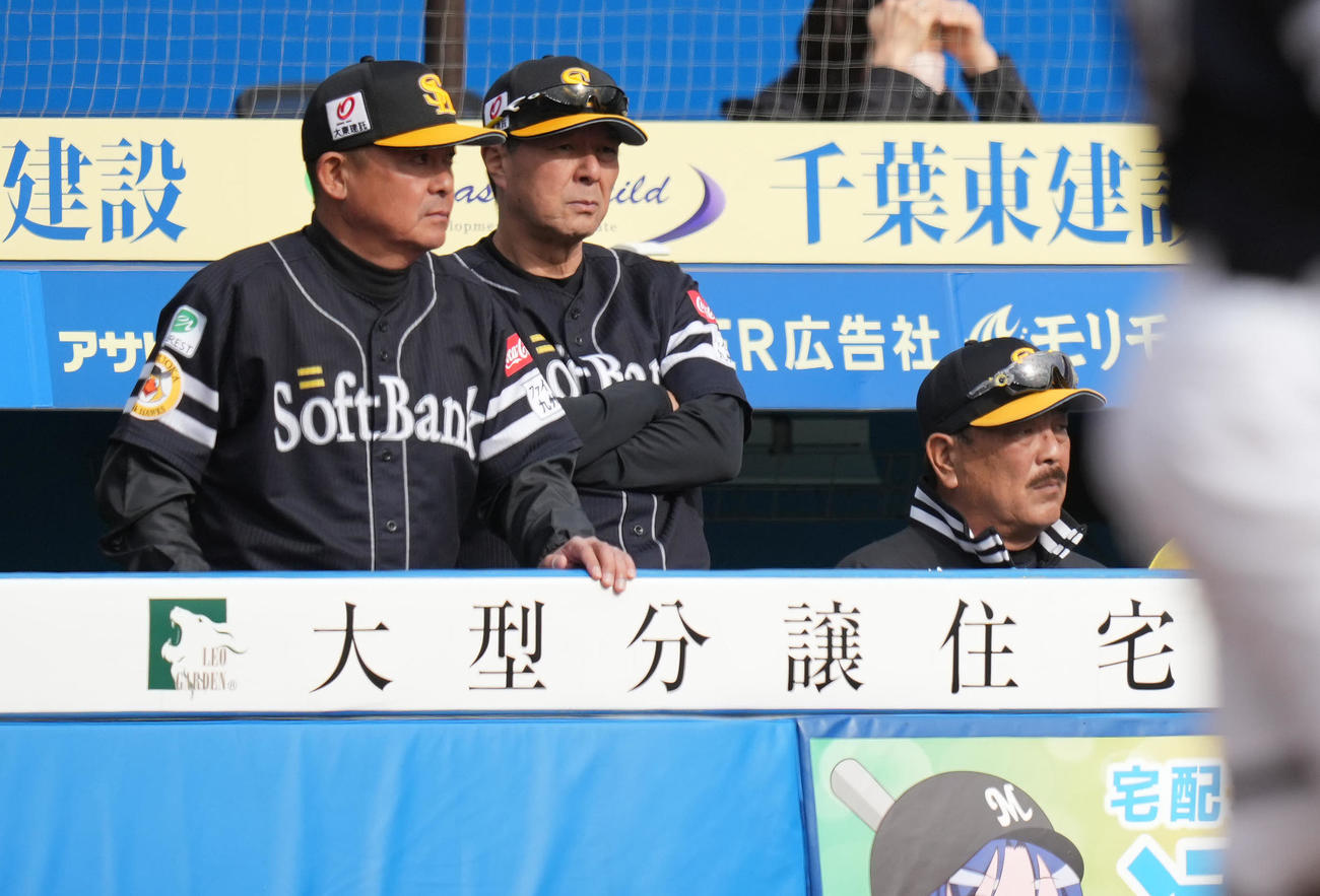 ロッテ対ソフトバンク　5回裏ロッテ2死満塁、中村奨の打球を三塁手栗原がファンブルし、三塁走者ポランコの生還を許し、ぼうぜんとする藤本監督（右）（撮影・鈴木みどり）