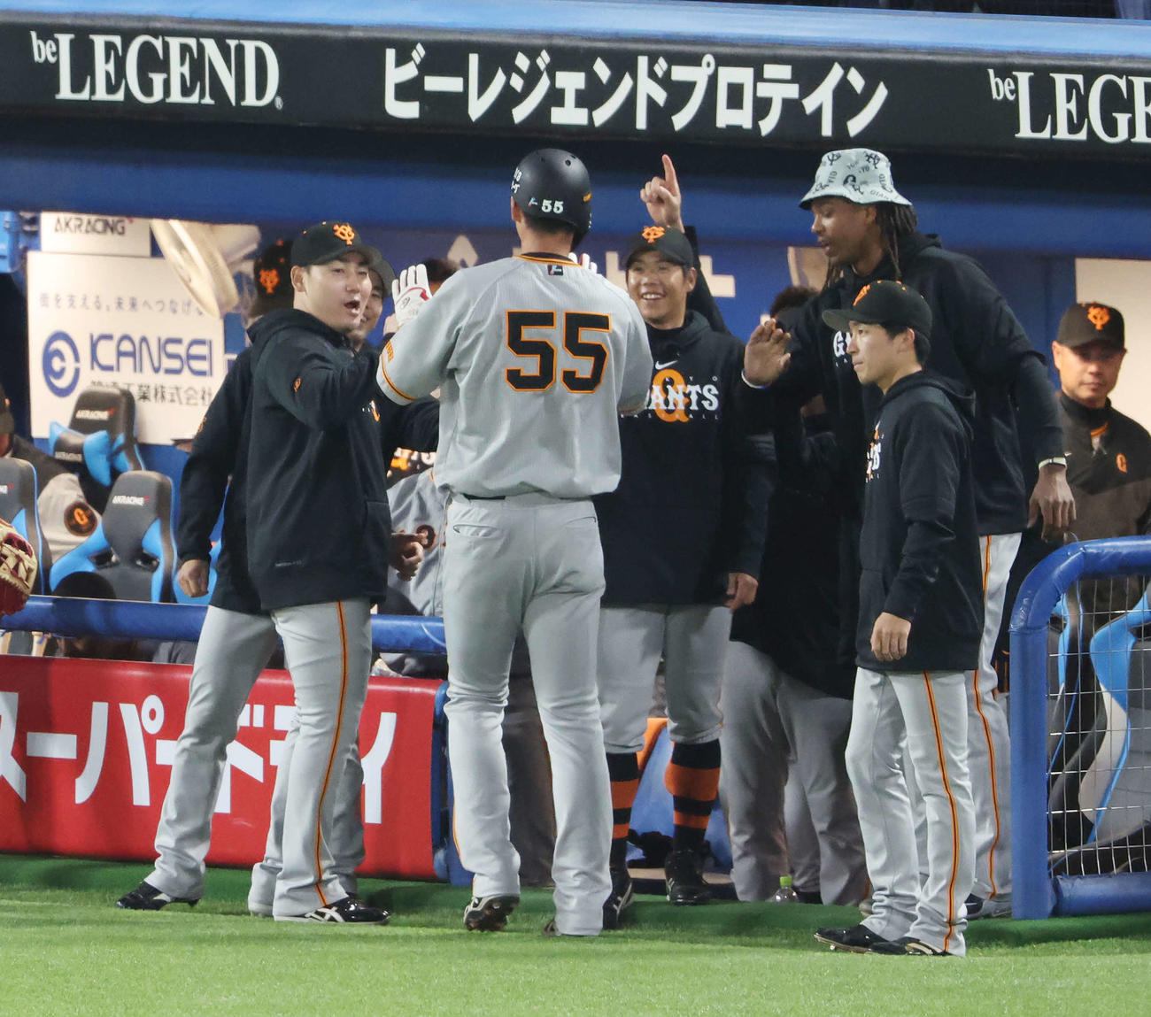 ヤクルト対巨人　2回表巨人2死一塁、同点の適時二塁打を放った秋広（左から2人目）を笑顔で迎えるベンチ（撮影・宮地輝）