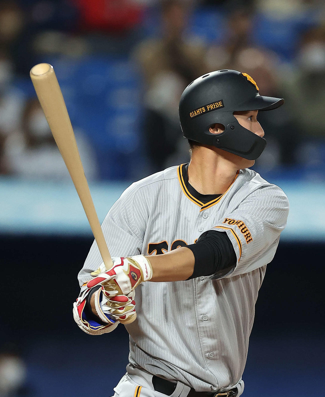 ヤクルト対巨人　2回表巨人2死一塁、同点適時二塁打を放つ秋広（撮影・河田真司）