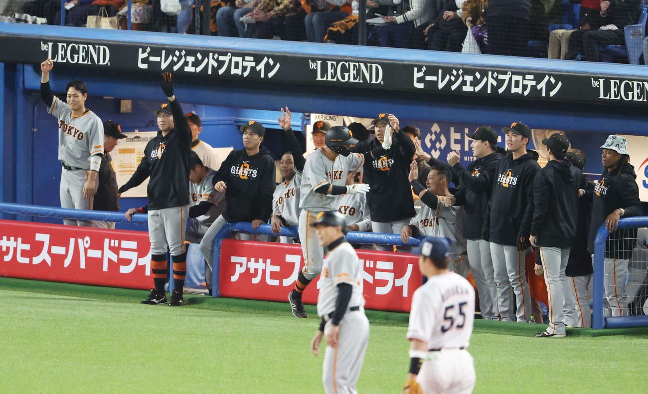 ヤクルト対巨人　2回表巨人2死一塁、秋広が同点の適時二塁打を放ち、盛り上がるベンチ（撮影・宮地輝）
