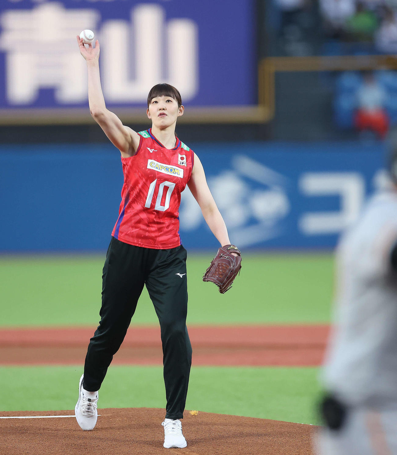 ヤクルト対巨人　始球式に臨む、バレーボール女子日本代表井上（撮影・河田真司）