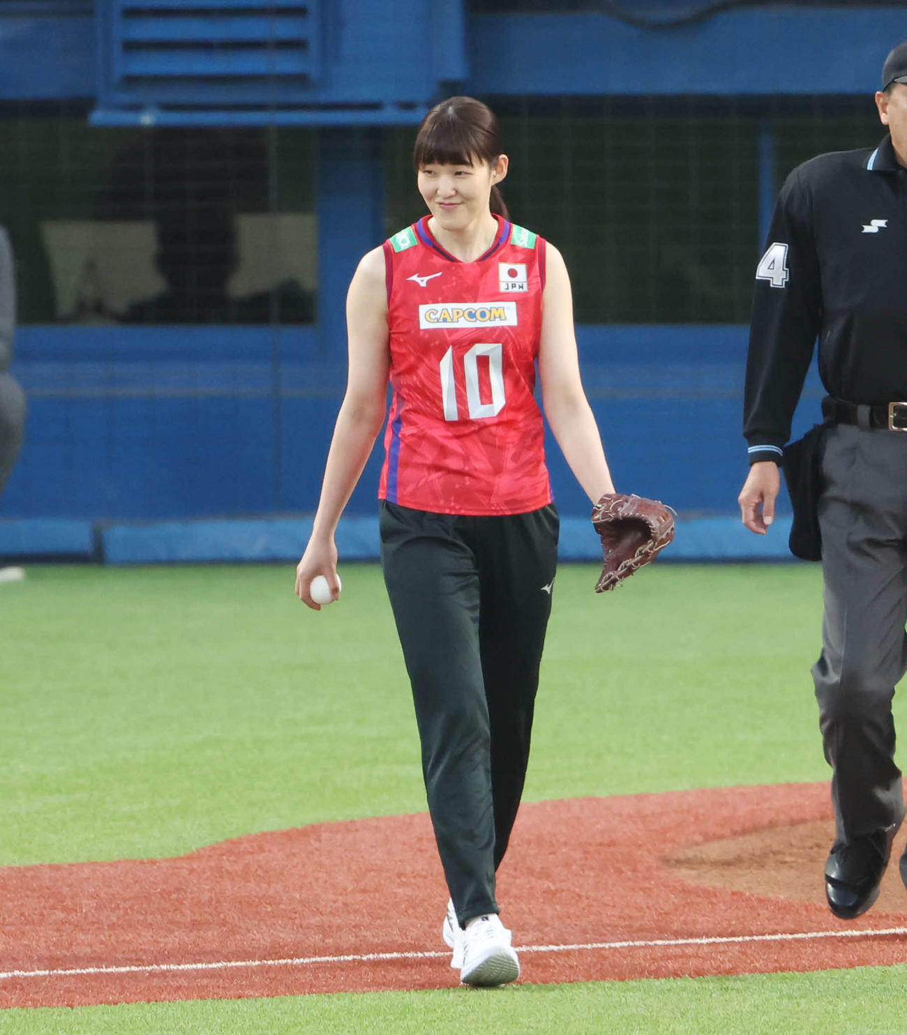 ヤクルト対巨人　笑顔で始球式を務めるバレーボール女子日本代表の井上（撮影・宮地輝）