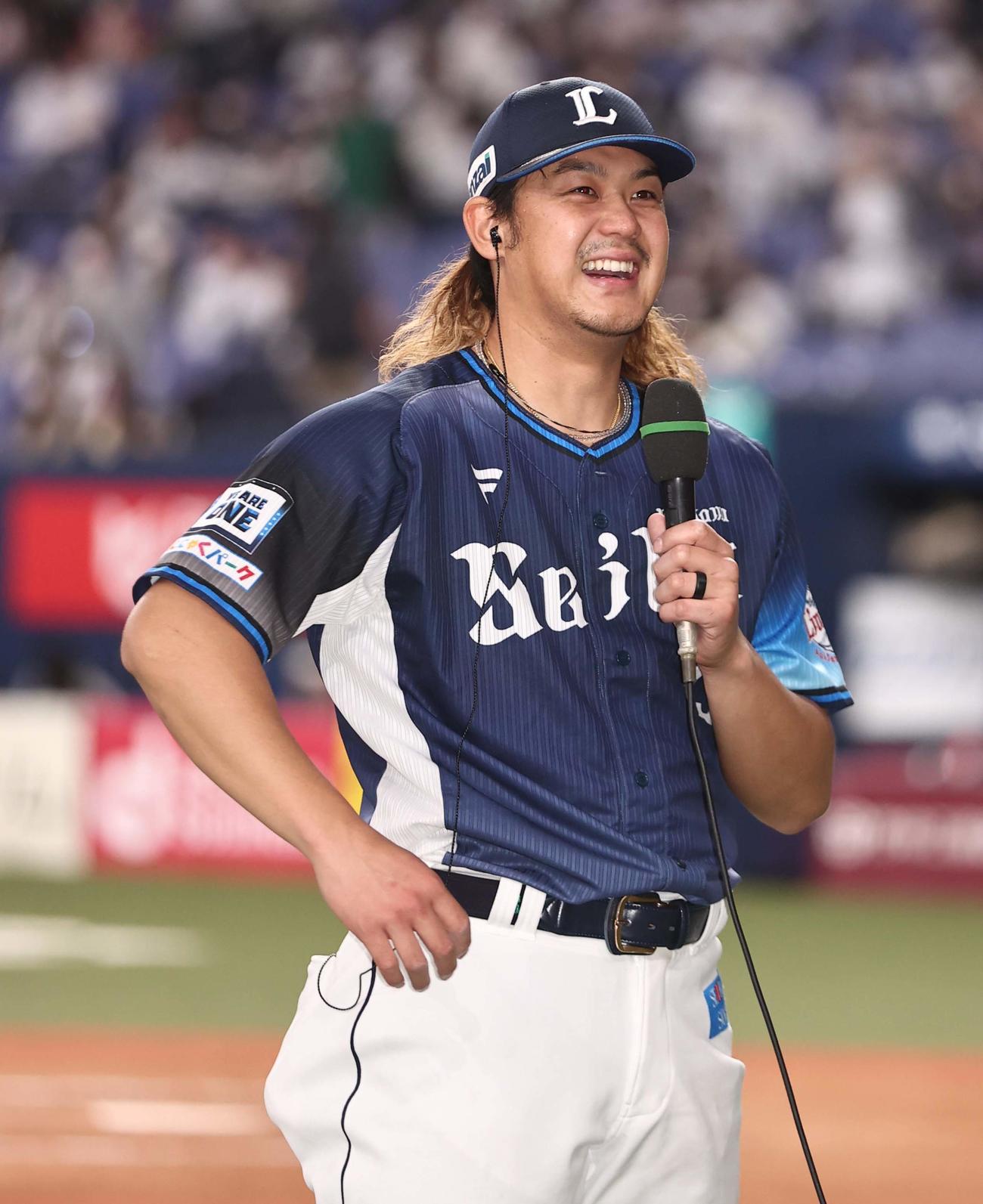 オリックス対西武　完投勝利した高橋はヒーローインタビューで笑顔を見せる（撮影・上田博志）