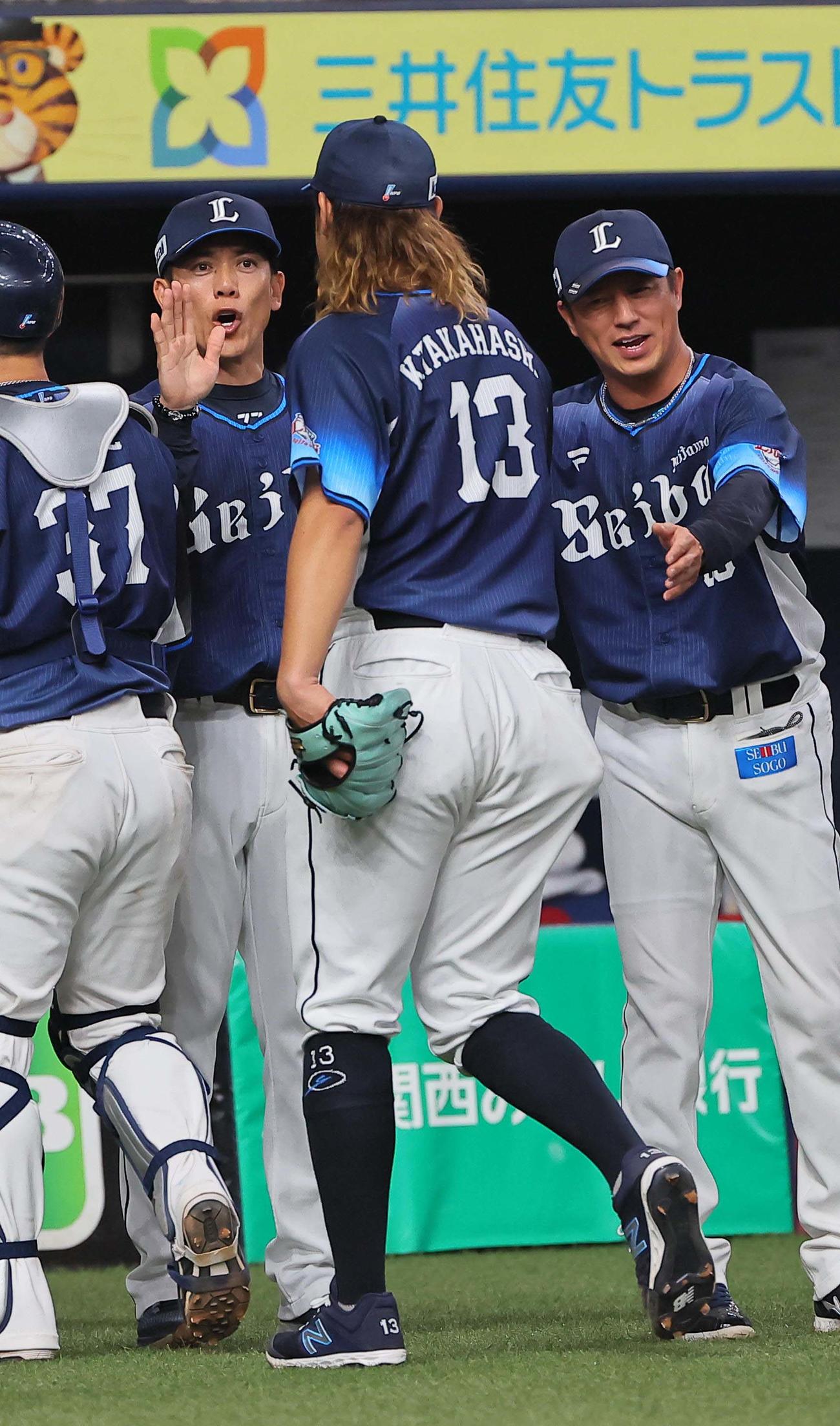 オリックス対西武　松井監督（左）は完投勝利した高橋（中央）をハイタッチで出迎える（撮影・上田博志）