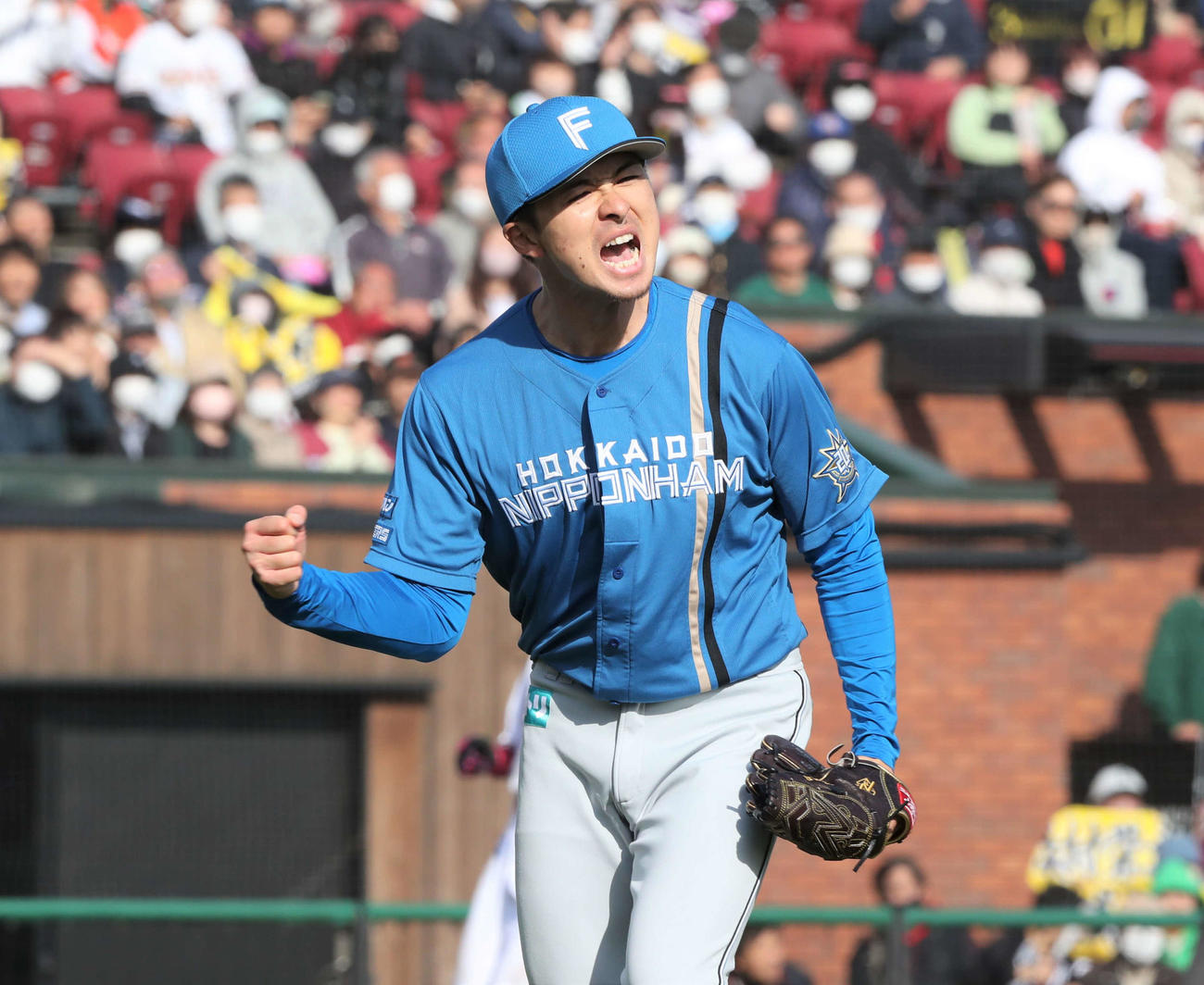 楽天対日本ハム　5回裏楽天1死満塁、浅村を併殺にとり叫ぶ上沢（撮影・黒川智章）