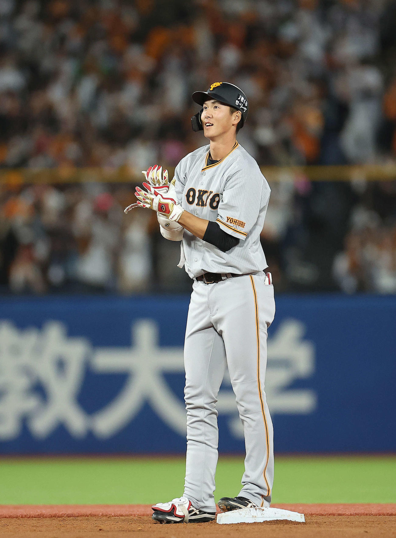 ヤクルト対巨人　2回表巨人2死一塁、同点適時二塁打で出塁し笑顔を見せる秋広（撮影・河田真司）
