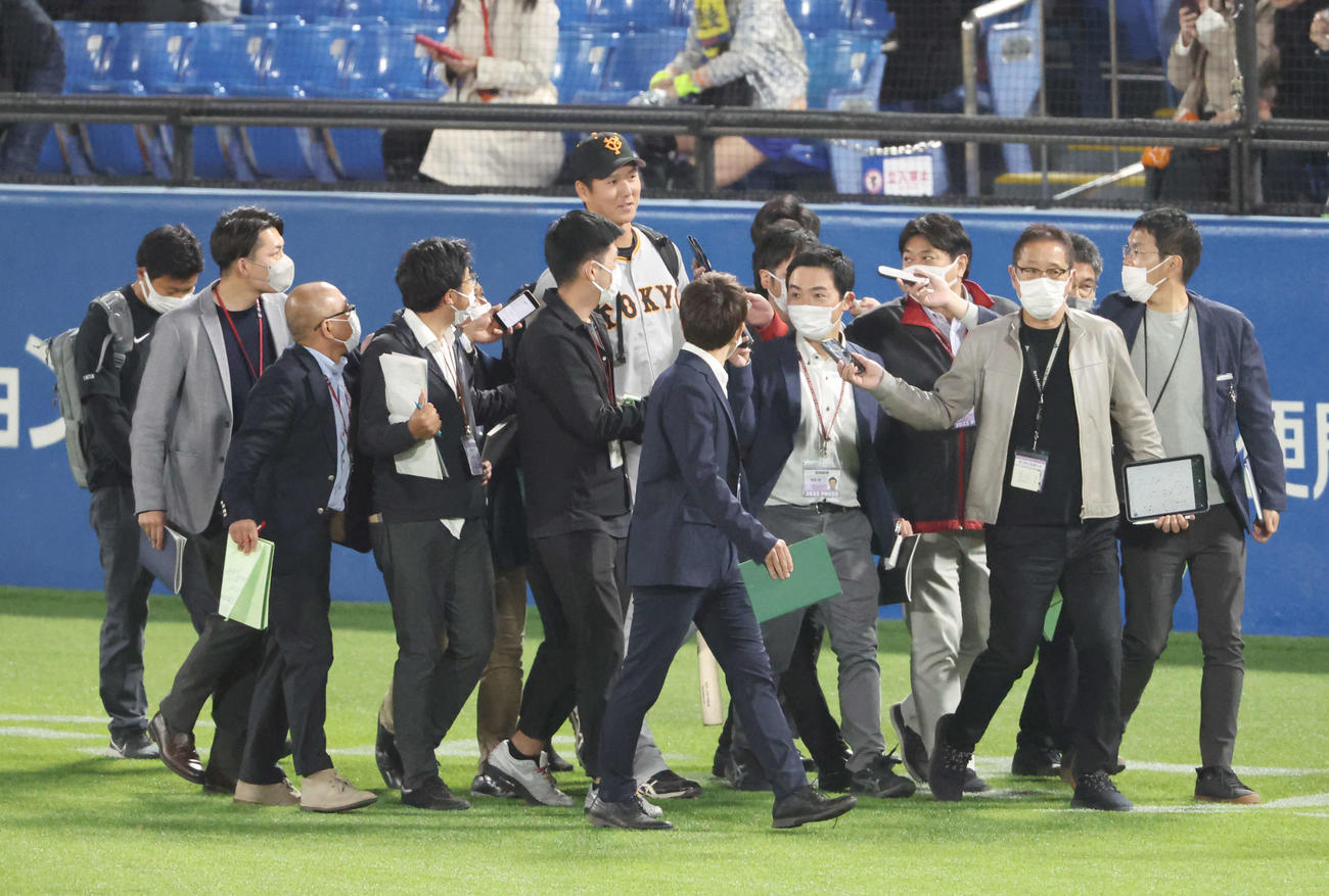 ヤクルト対巨人　ヤクルトに勝利し、記者に囲まれる巨人秋広（撮影・宮地輝）