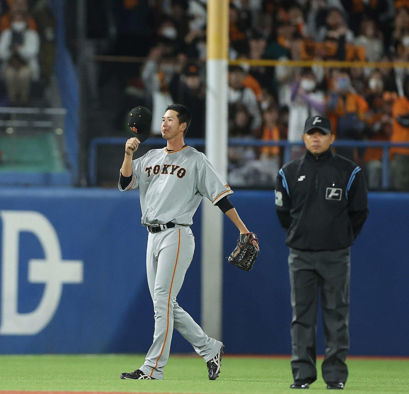 ヤクルト対巨人　2回表を終え、同点適時二塁打を放った秋広は観客席の声援に応える（撮影・河田真司）