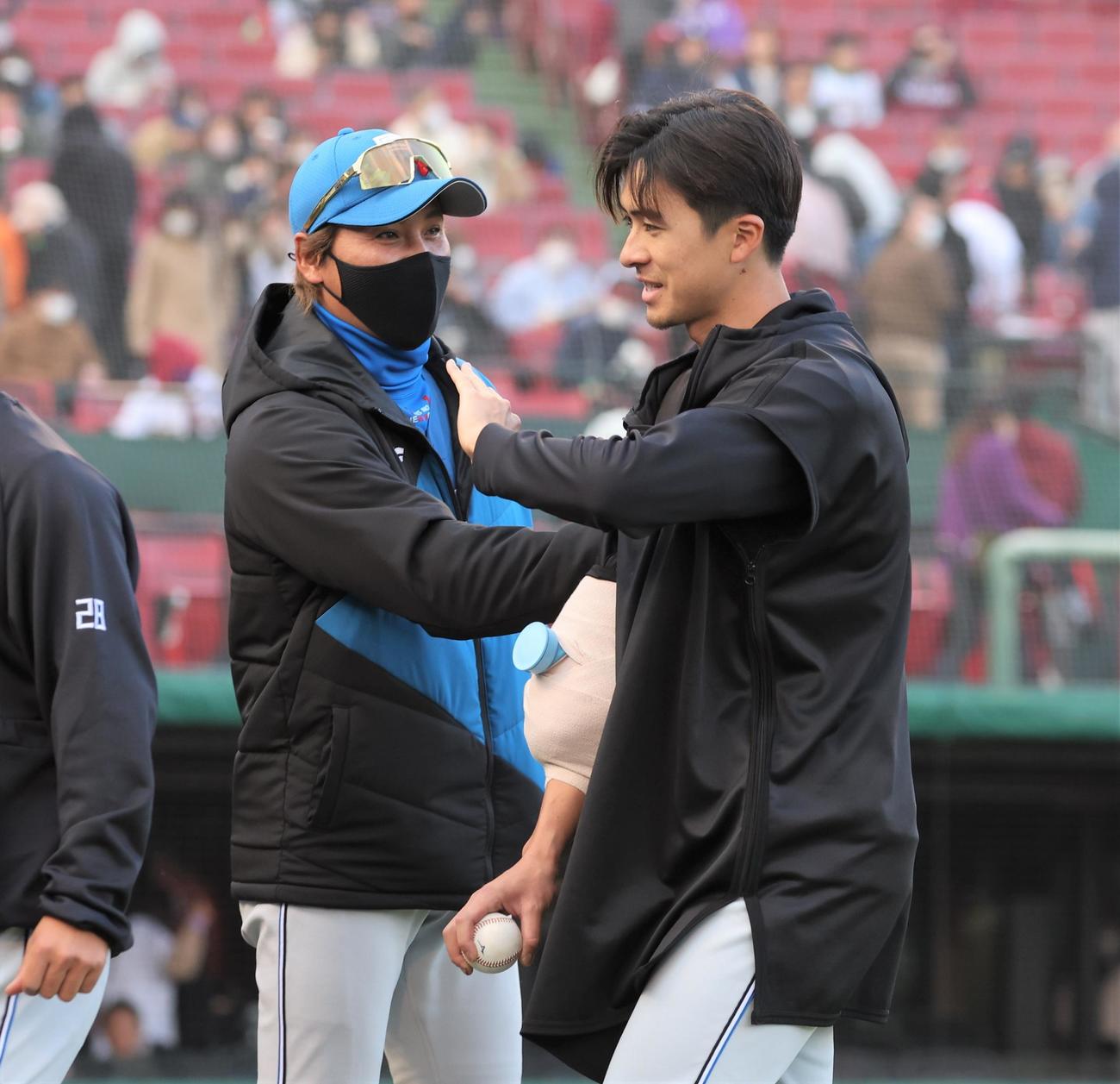 楽天対日本ハム　試合後、上沢を出迎える新庄監督（撮影・黒川智章）