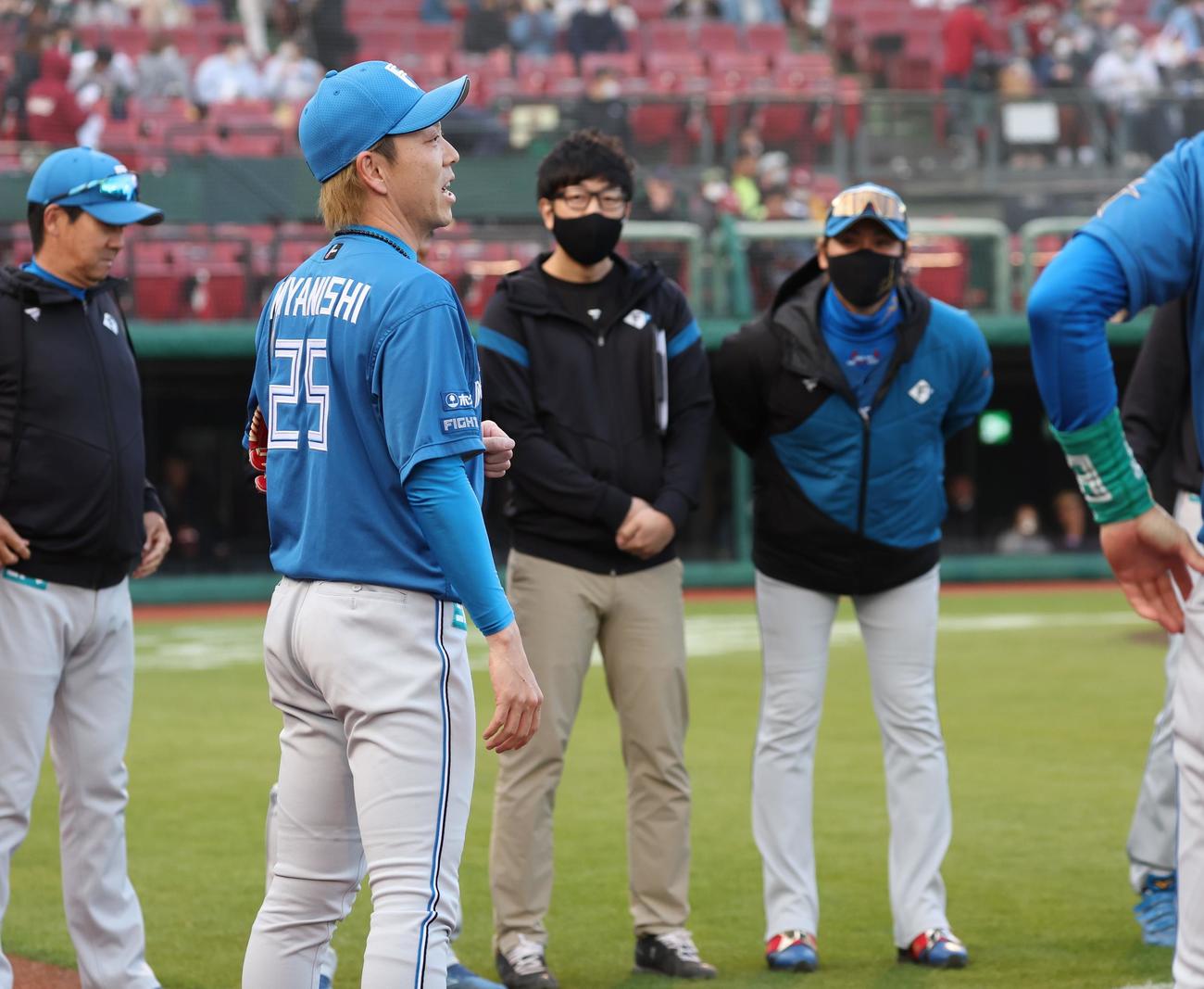 楽天対日本ハム　試合後、一丁締めのあいさつをする宮西（撮影・黒川智章）