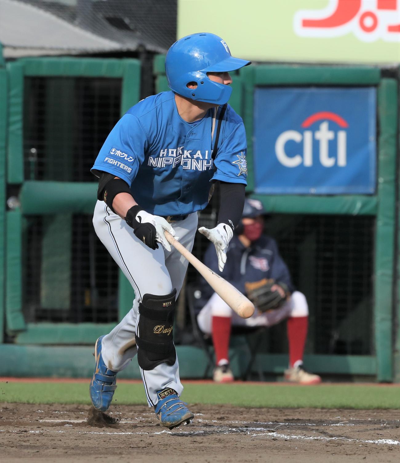 楽天対日本ハム　8回表日本ハム2死二塁、中前適時打を放つ上川畑（撮影・黒川智章）