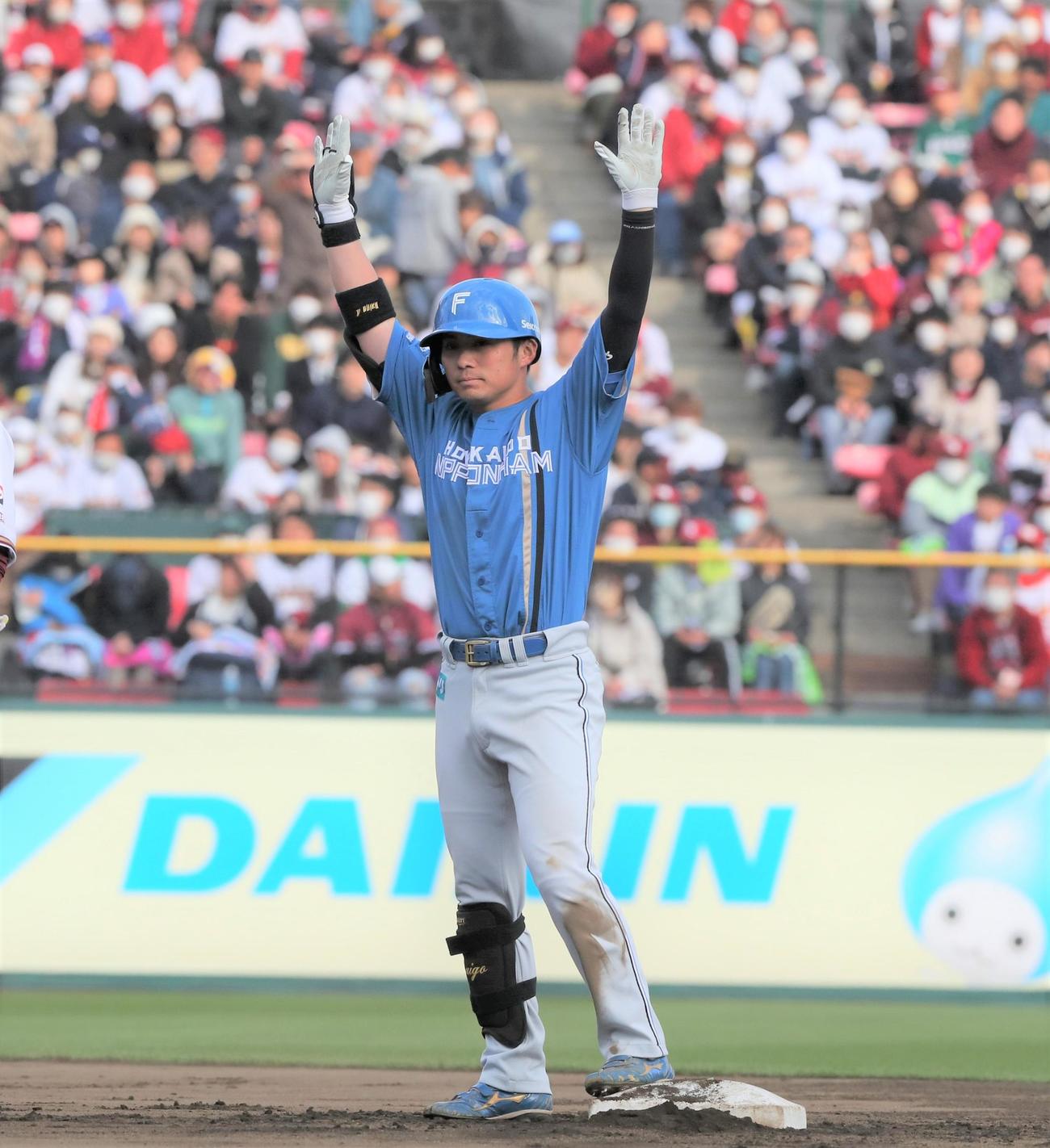 楽天対日本ハム　8回表日本ハム2死二塁、中前適時打を放ち手を挙げる上川畑（撮影・黒川智章）