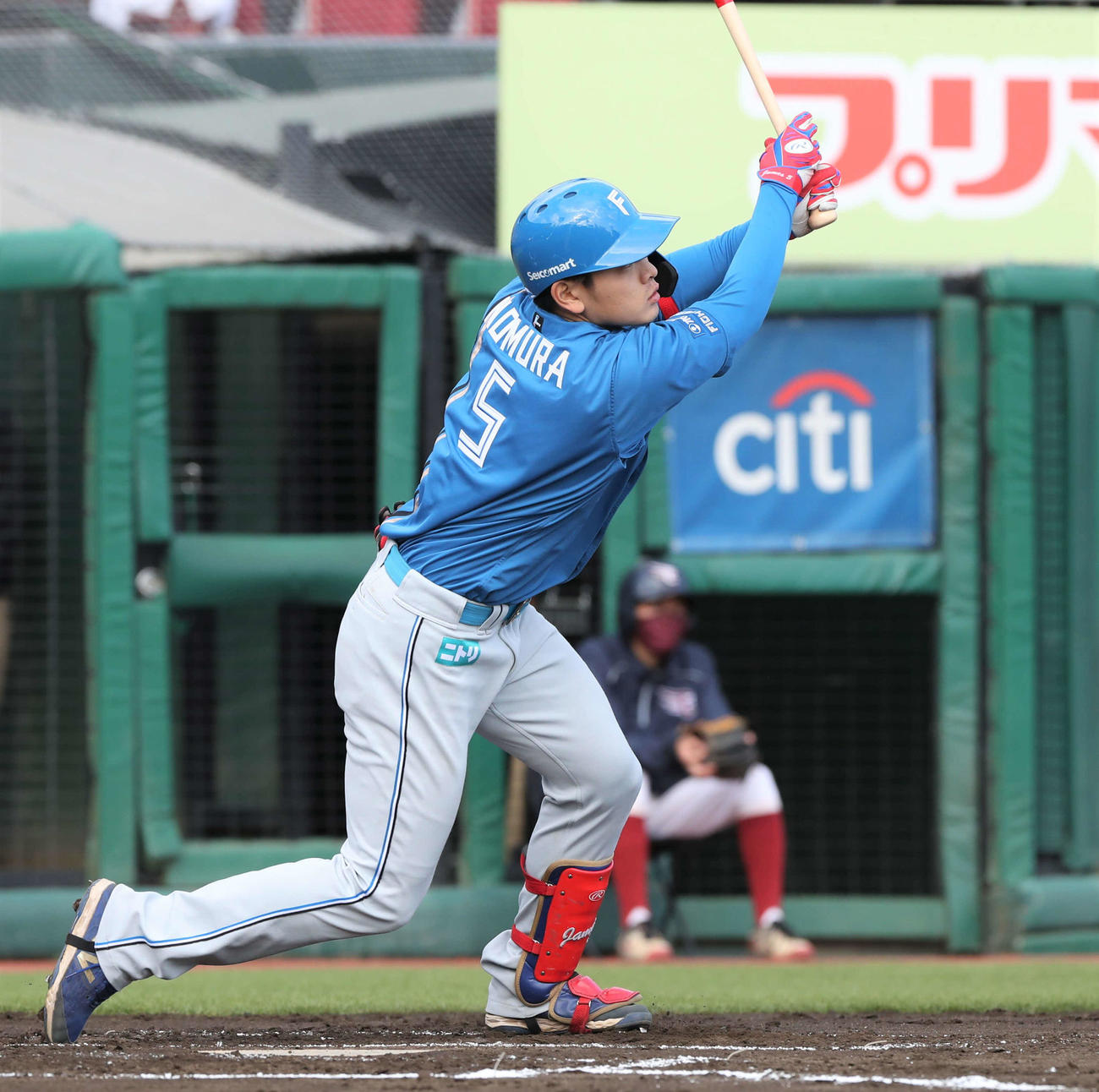 楽天対日本ハム　6回表日本ハム1死一、二塁、左中間に2点適時二塁打を放つ野村（撮影・黒川智章）