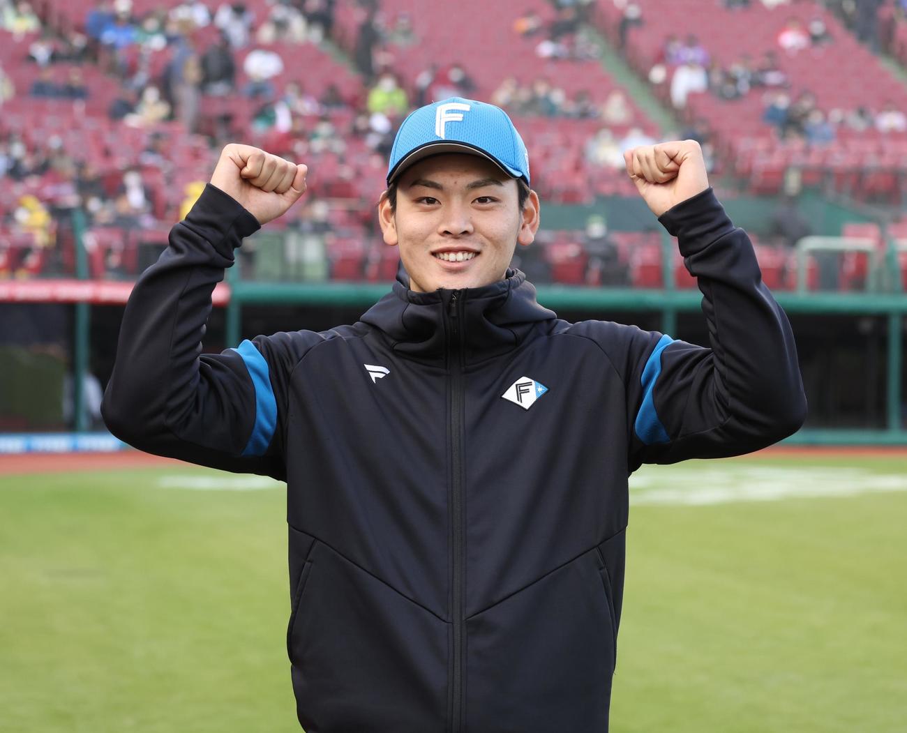 楽天対日本ハム　笑顔でガッツポーズの野村（撮影・黒川智章）