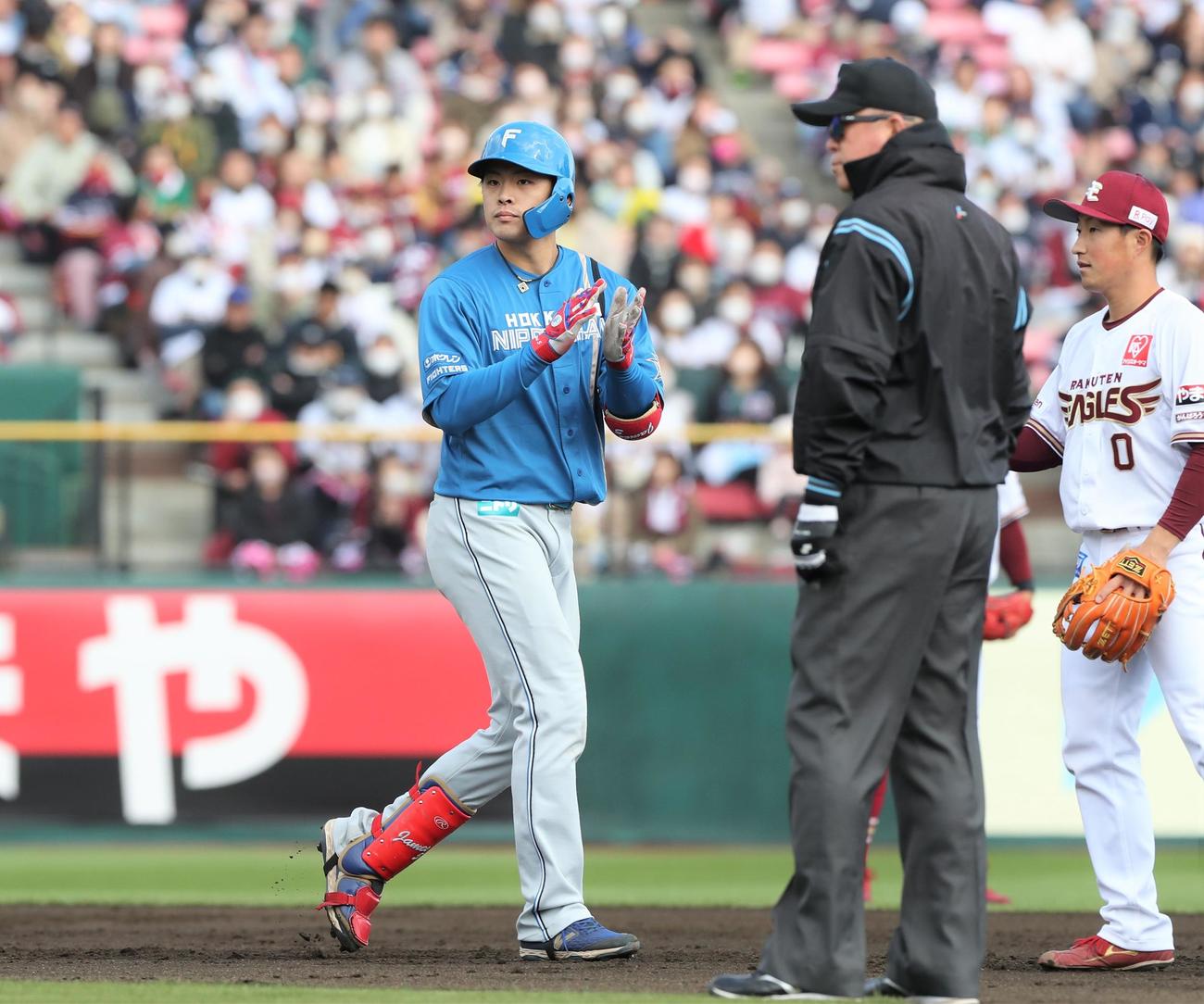 楽天対日本ハム　6回表日本ハム1死一、二塁、左中間に2点適時二塁打を放ち手をたたく野村（撮影・黒川智章）