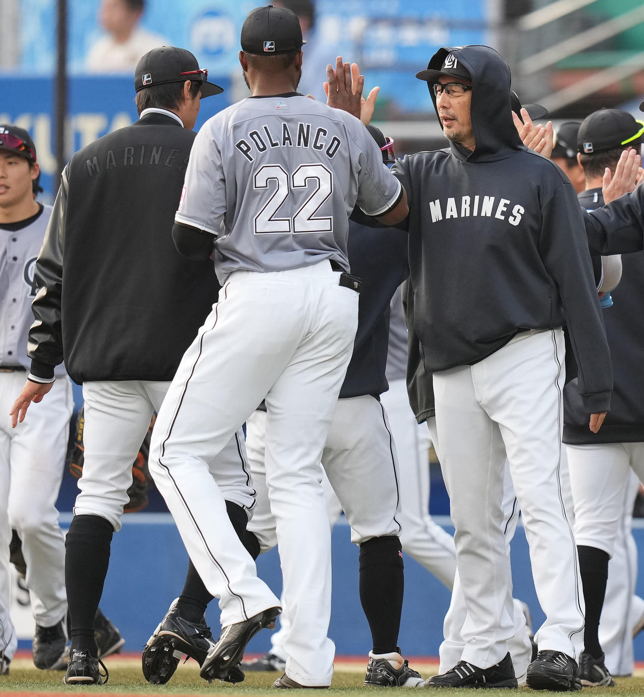 ロッテ対ソフトバンク　ソフトバンクに勝利し、ナインを迎えるロッテ吉井監督（右）（撮影・鈴木みどり）