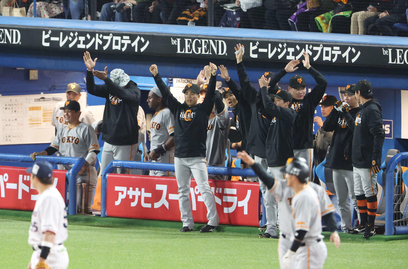 ヤクルト対巨人　4回表巨人1死満塁、大城卓が勝ち越しの適時二塁打を放ち、盛り上がるベンチ（撮影・宮地輝）