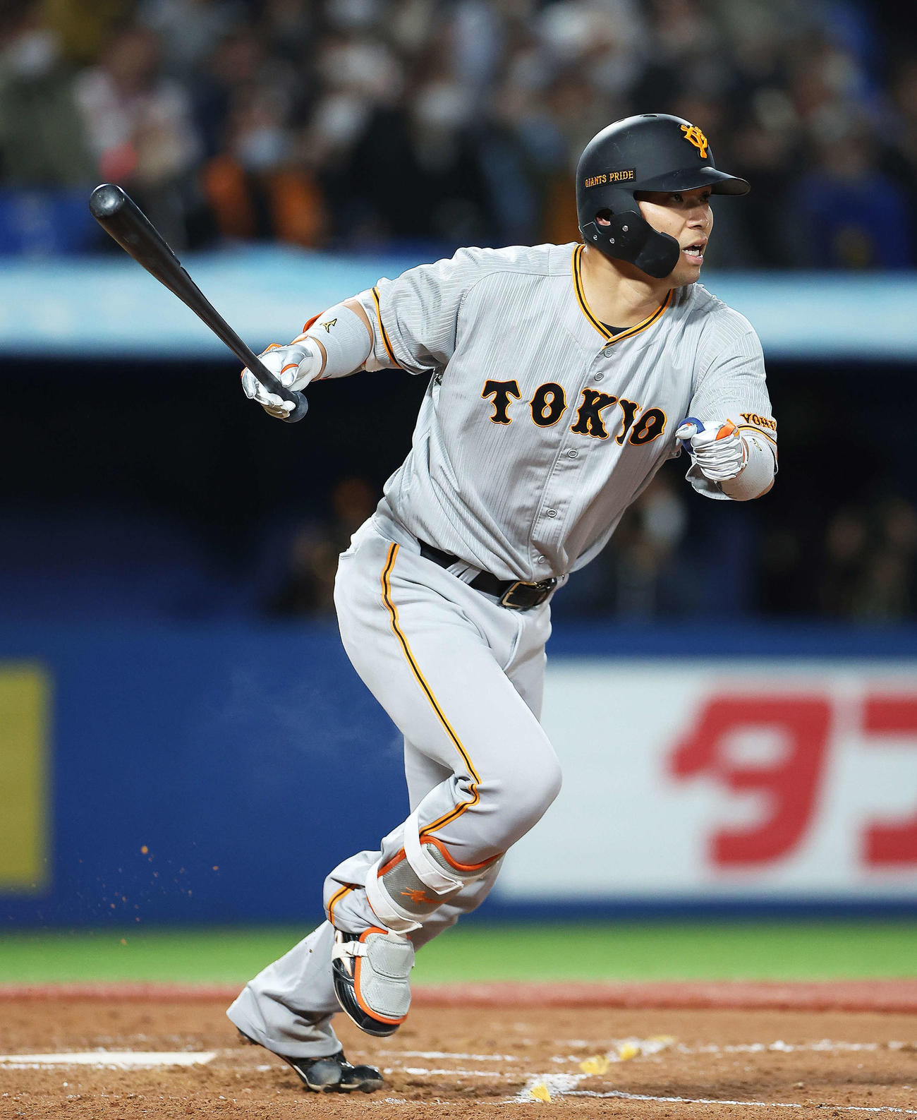 ヤクルト対巨人　4回表巨人1満塁、右翼線に2点適時二塁打を放つ大城卓（撮影・河田真司）