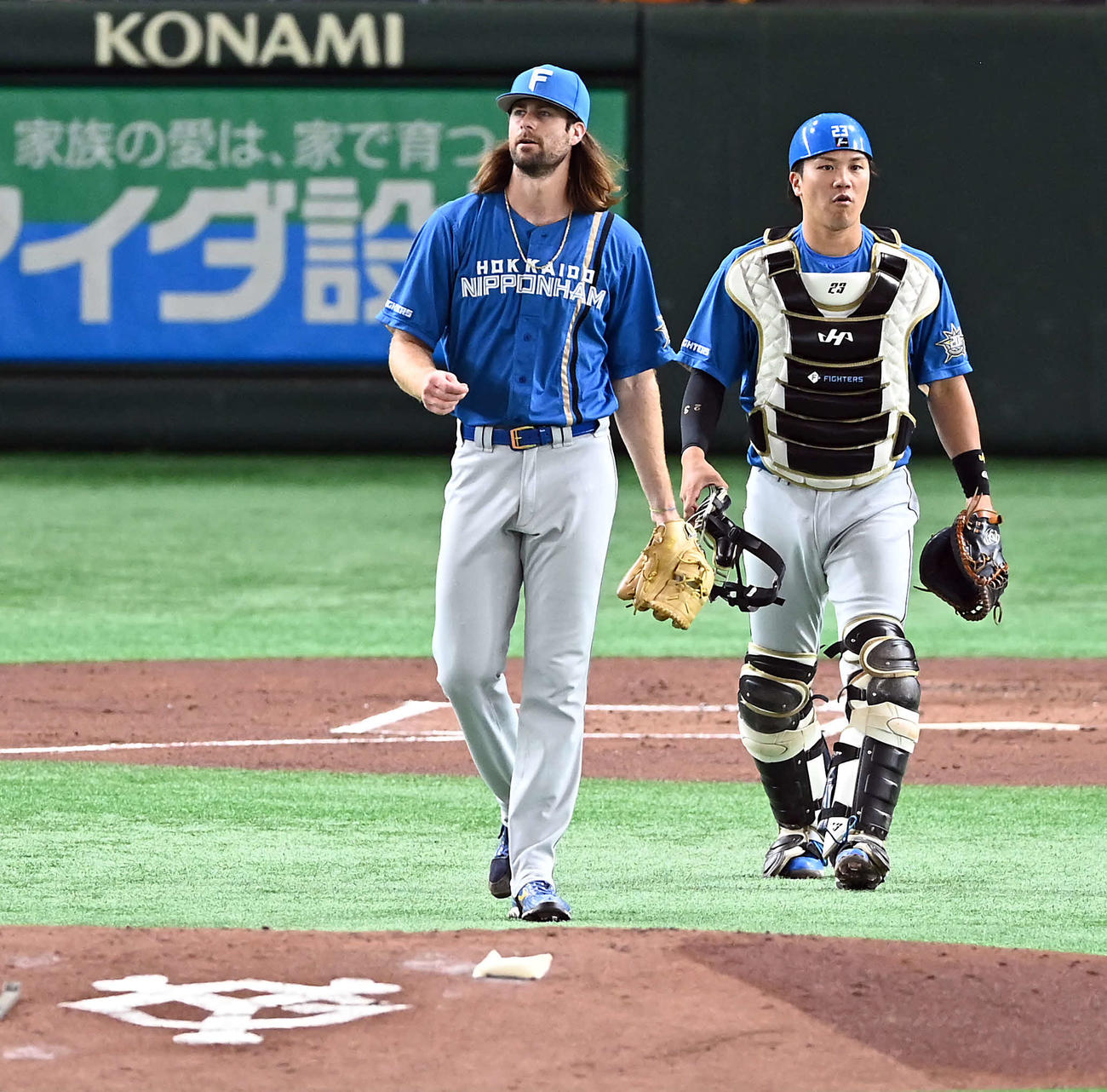 23年3月19日オープン戦　巨人対日本ハム　1回裏巨人1死一、二塁、松田に四球を与え満塁とする日本ハムの先発ガント。右は捕手の伏見