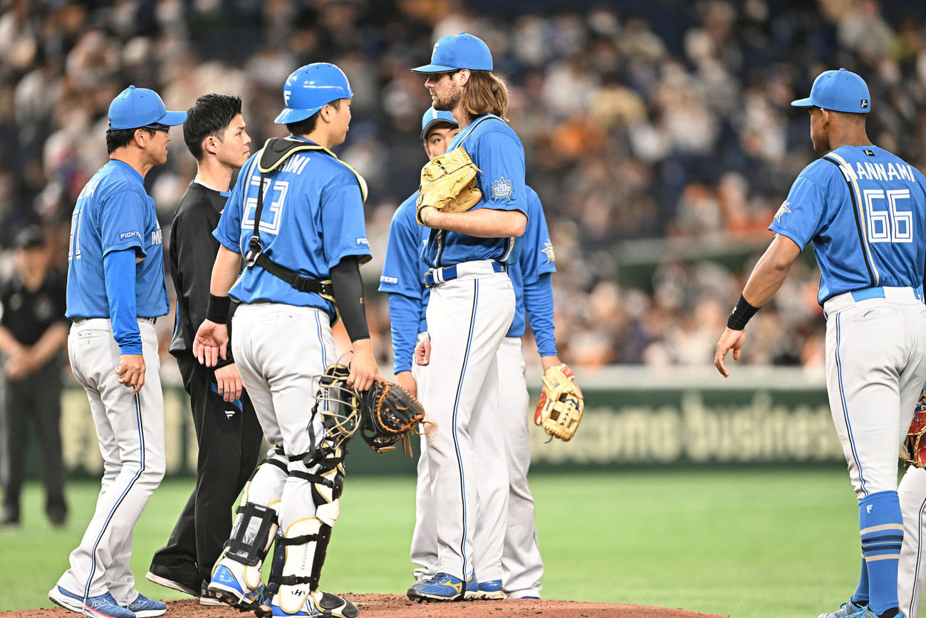 23年3月19日オープン戦　巨人対日本ハム　3回裏、交代を告げられる日本ハム先発のガント（中央）