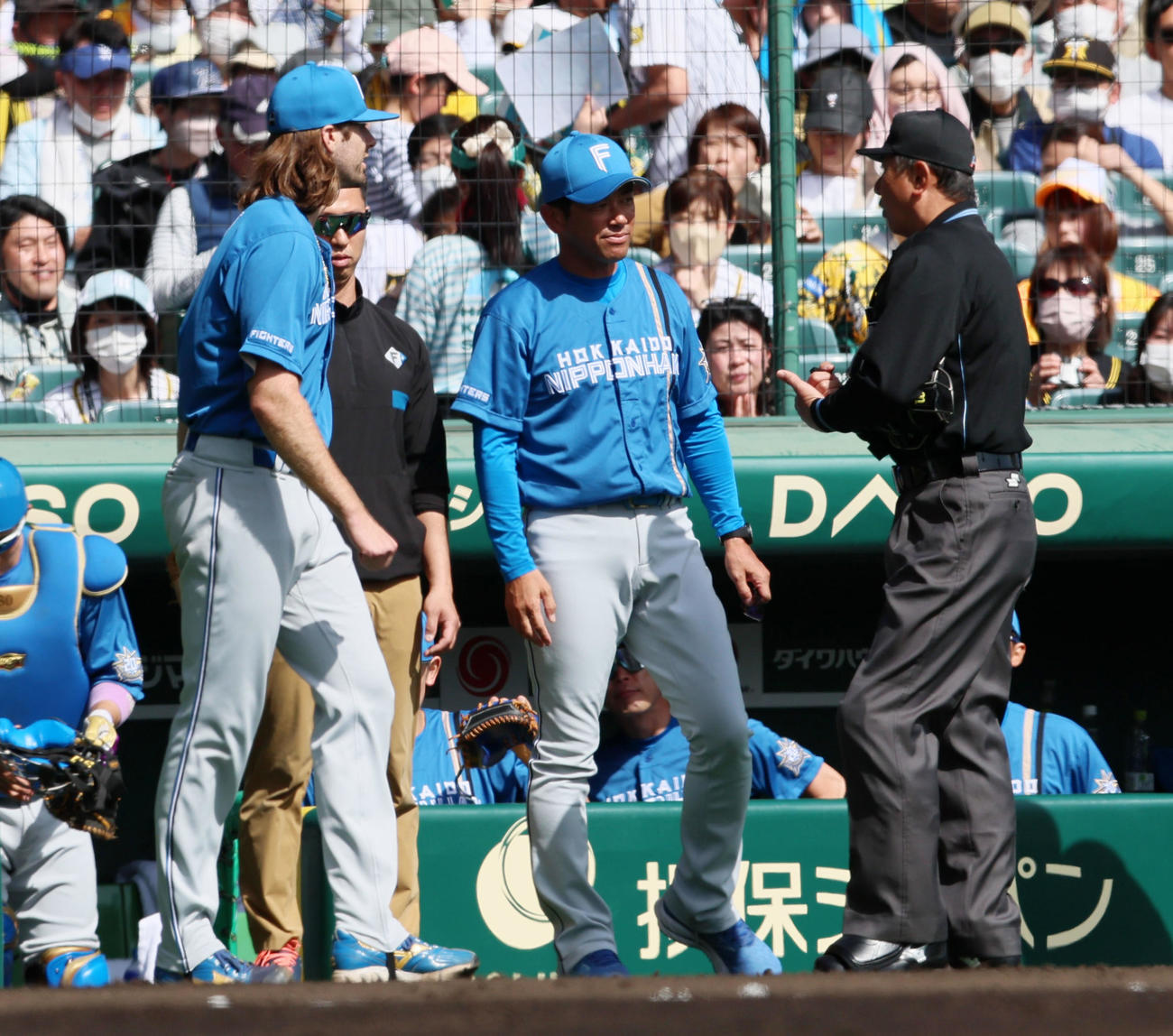 23年3月11日　阪神対日本ハム　2回裏、マウンドへ向かうとき審判から声がかかるガント