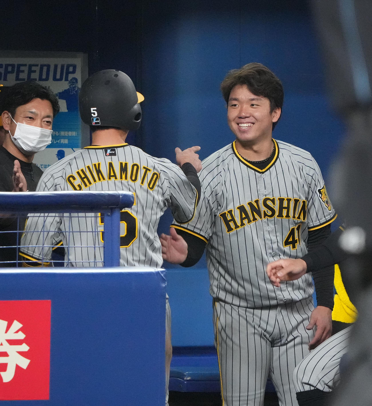 中日対阪神　6回表阪神無死三塁、中野の左犠飛で生還した近本に声をかけられ笑顔の村上（右）（撮影・森本幸一）