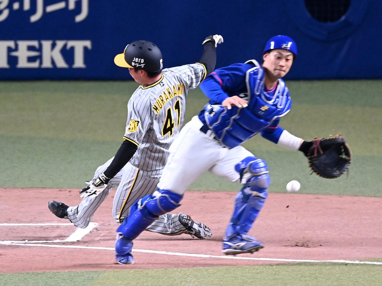中日対阪神　6回表阪神無死一塁、近本の先制右適時三塁打で生還する村上。捕手加藤匠（撮影・前岡正明）