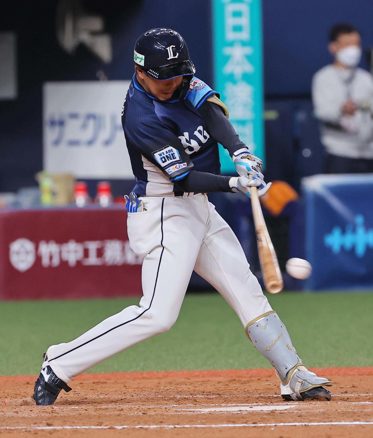 オリックス対西武　8回表西武2死満塁、児玉は左前に勝ち越し適時打を放つ（撮影・上田博志）
