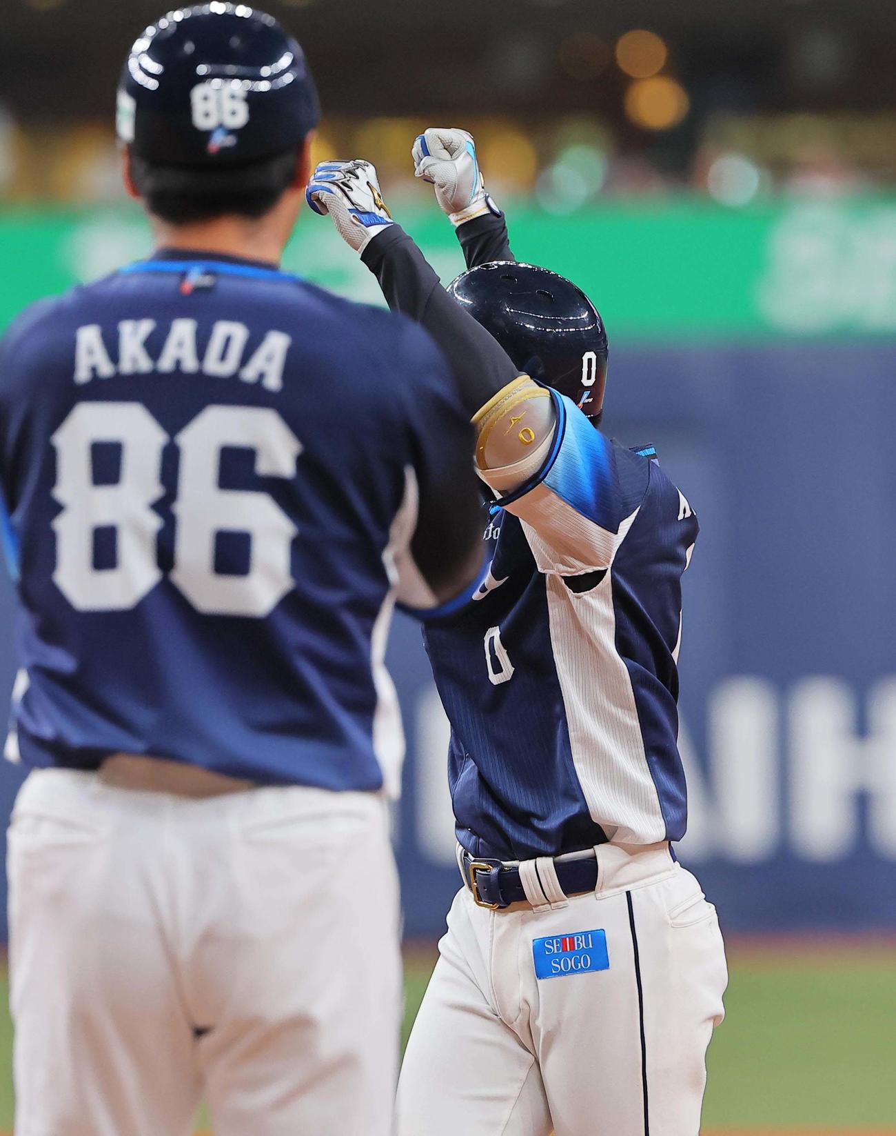 オリックス対西武　8回表西武2死満塁、児玉は左前に勝ち越し適時打を放ちガッツポーズをする（撮影・上田博志）