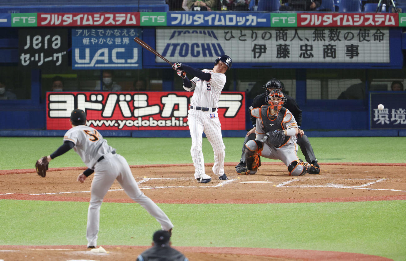 ヤクルト対巨人　7回裏ヤクルト1死一、三塁、適時打を放つ代打川端。投手直江（撮影・宮地輝）