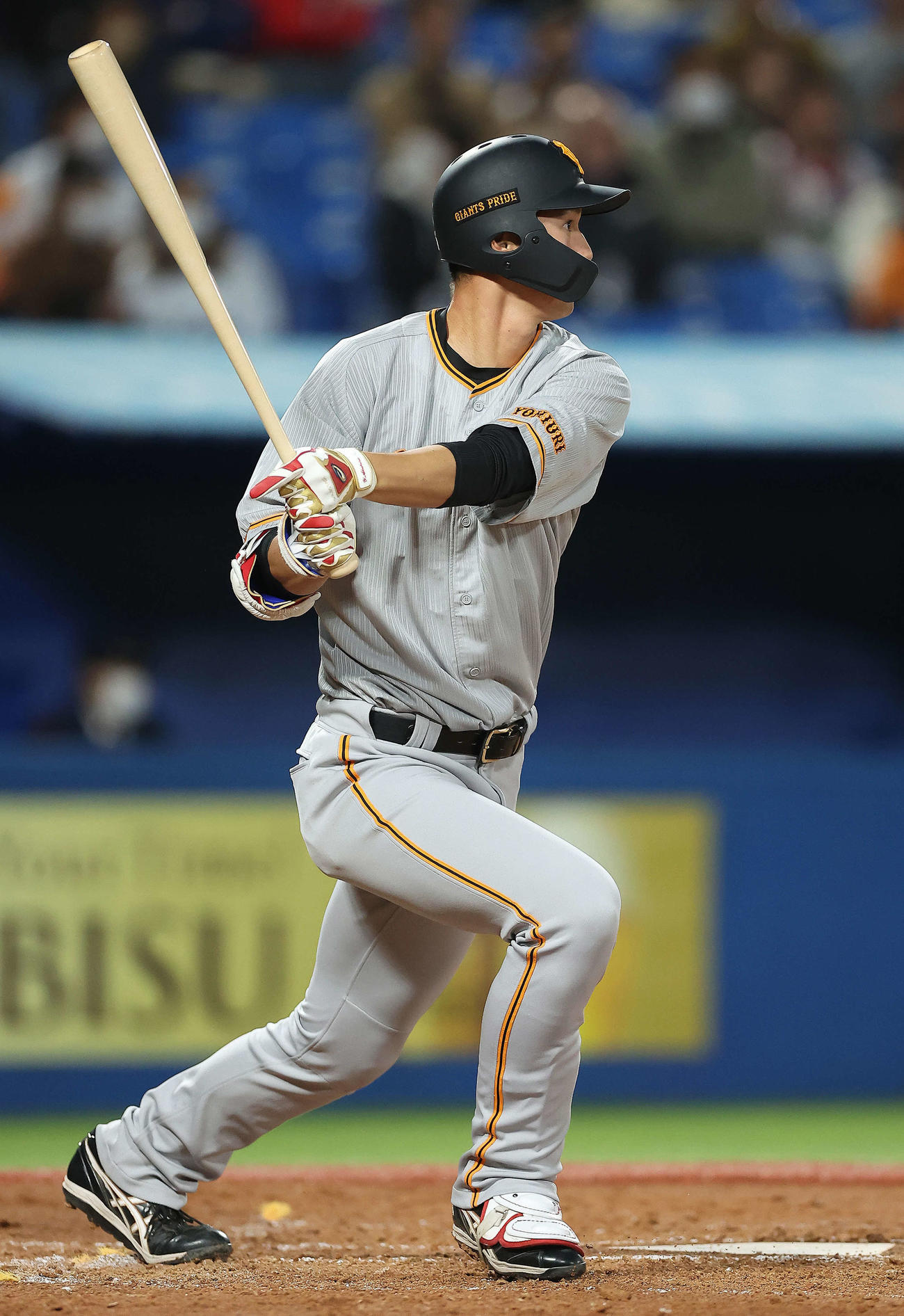 ヤクルト対巨人　2回表巨人2死一塁、同点適時二塁打を放つ秋広（撮影・河田真司）