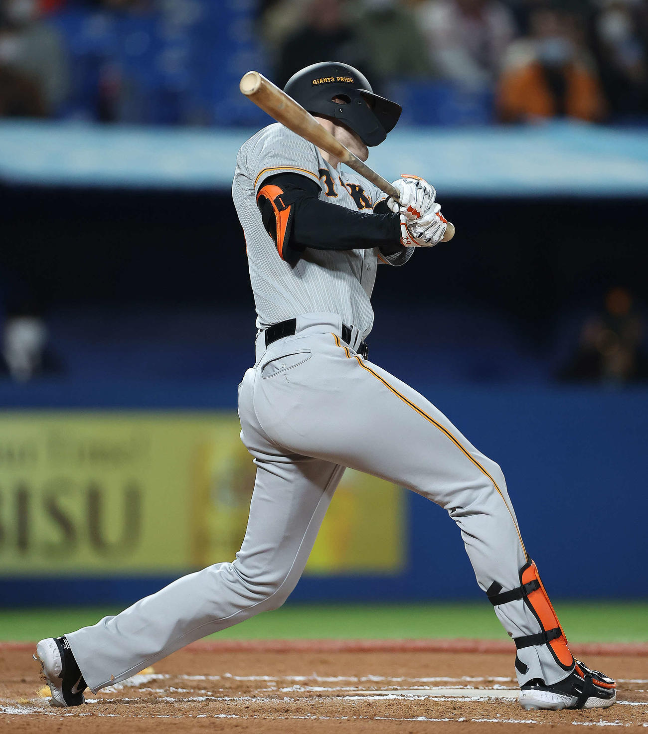ヤクルト対巨人　6回表巨人2死一塁、左前打を放つグリフィン（撮影・河田真司）