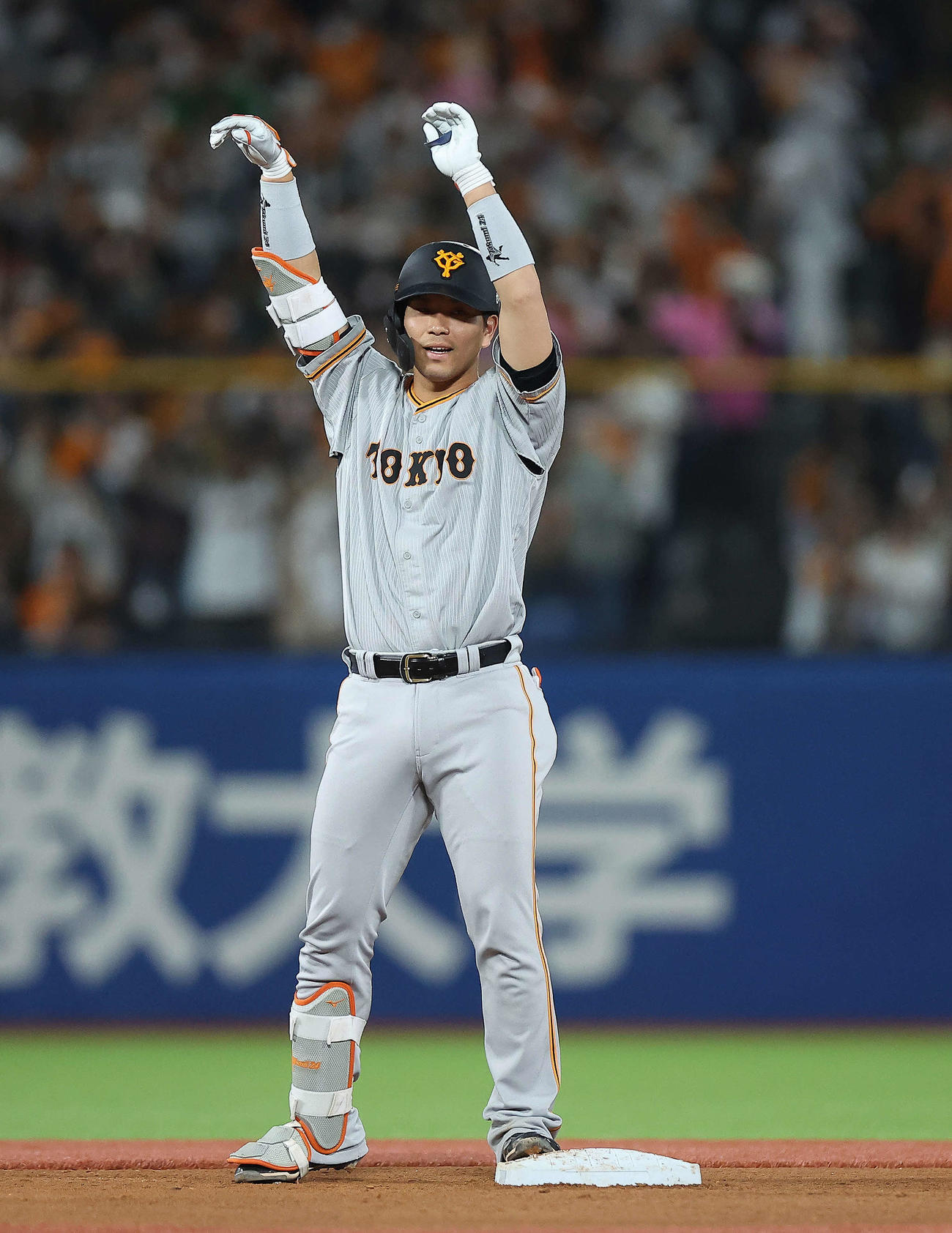 ヤクルト対巨人　4回表巨人1満塁、右翼線に2点適時二塁打を放ち出塁する大城卓（撮影・河田真司）