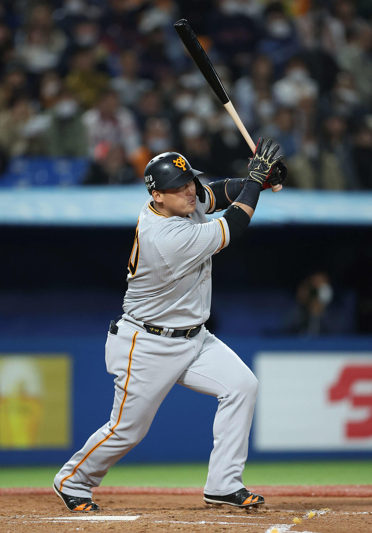 ヤクルト対巨人　4回表巨人無死一塁、右前打を放つ中田（撮影・河田真司）