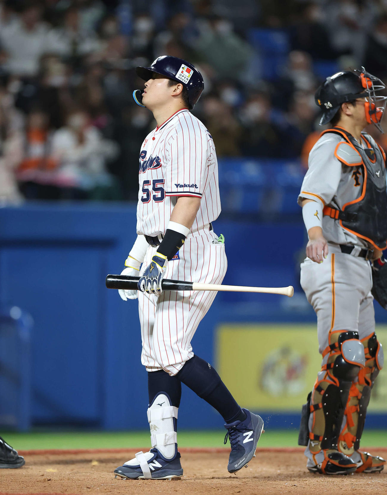 ヤクルト対巨人　8回裏ヤクルト1死、空振り三振に倒れる村上（撮影・河田真司）