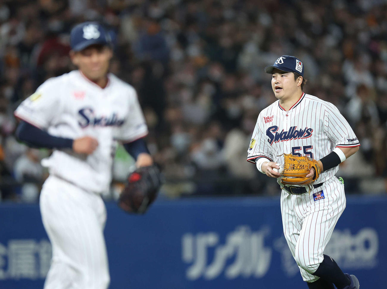 ヤクルト対巨人　8回表巨人2死満塁、ブリンソンの三直を捕球し、ベンチに戻る村上（撮影・河田真司）