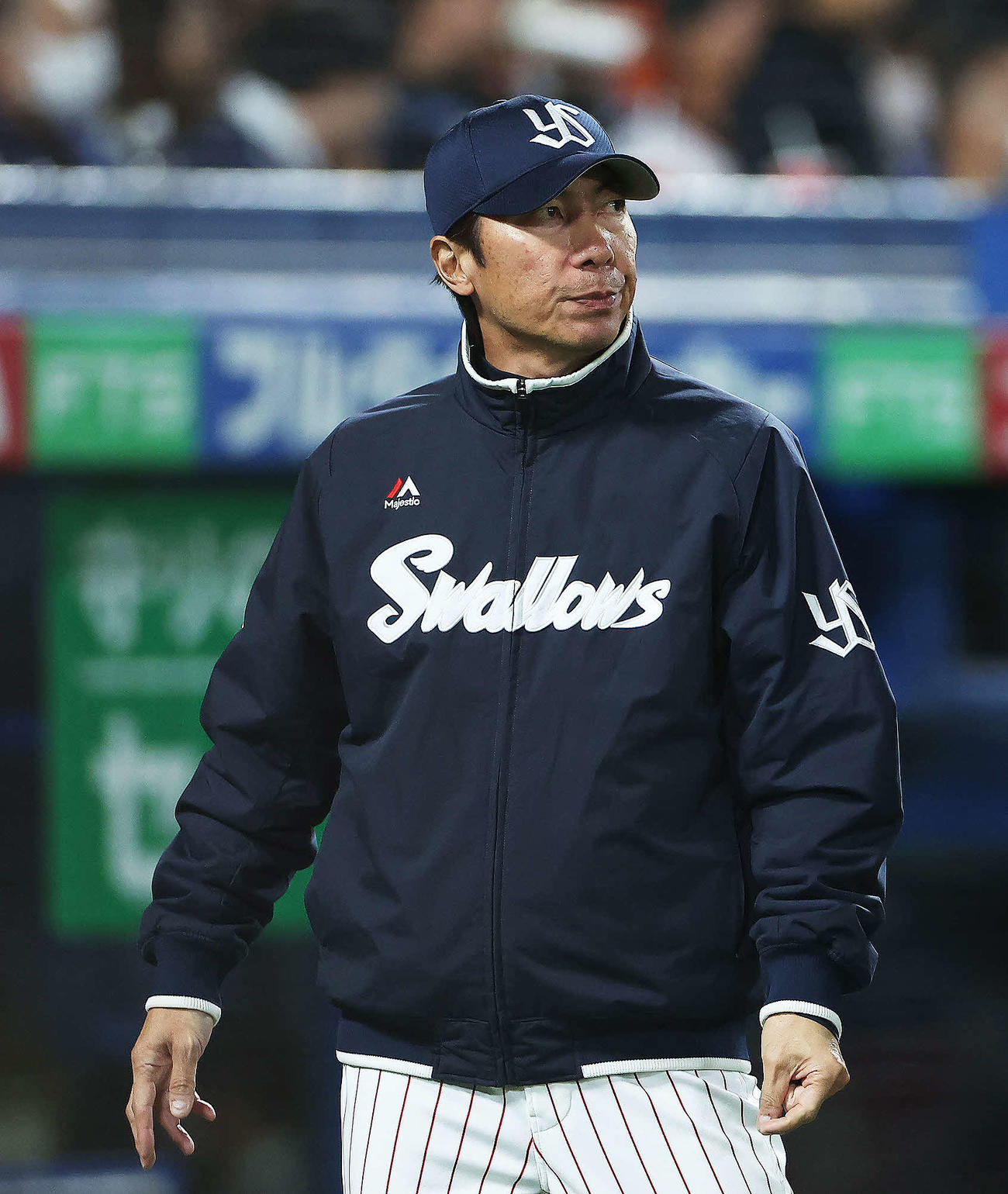 ヤクルト対巨人　7回裏を終え、選手交代を告げる高津監督（撮影・河田真司）