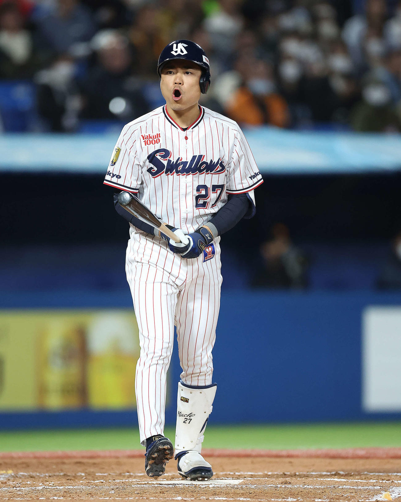 ヤクルト対巨人　7回裏ヤクルト無死一塁、四球を選ぶ中村（撮影・河田真司）