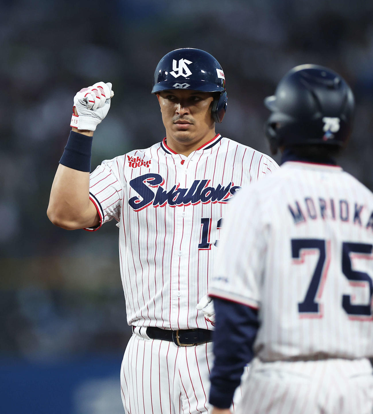 ヤクルト対巨人　1回裏ヤクルト2死一、三塁、右前先制適時打を放ち出塁するオスナ（撮影・河田真司）